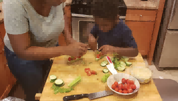 一对母子在制作 Wild Kratts 蜗牛食谱时制作了健康零食。