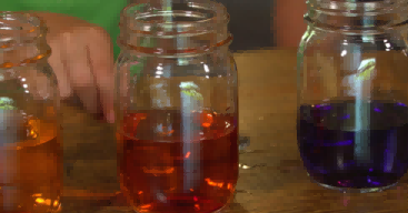 两罐彩色水的特写图像。