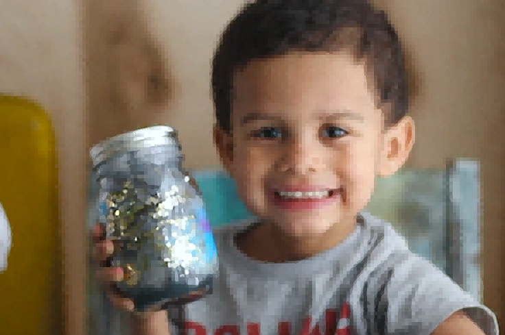 孩子将完成的星系放在罐子项目中