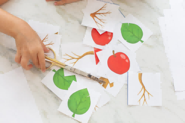 一位家长正在洗植物拼图卡。